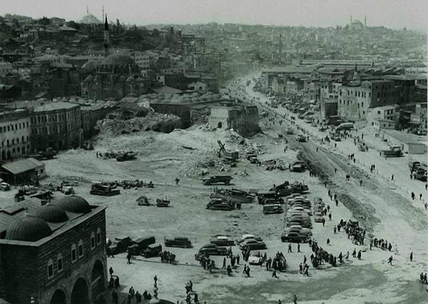 50. Eminönü Meydanı'nı genişletmek için yapılan yıkımlar (1958)