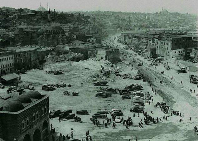 Eminönü Meydanı'nı genişletmek için yapılan yıkımlar (1958)