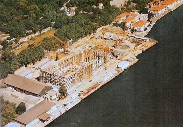 71. Daha önce Şeref Stadı olarak kullanılan Çırağan Sarayı'nın bahçesine otel inşa ediliyor (1987-90)