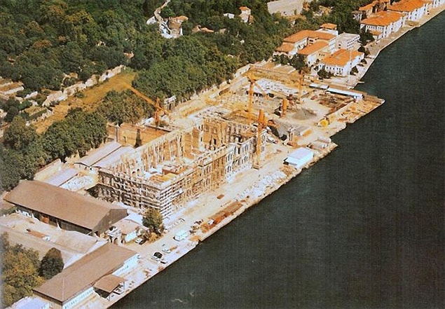 71. Daha önce Şeref Stadı olarak kullanılan Çırağan Sarayı'nın bahçesine otel inşa ediliyor (1987-90)
