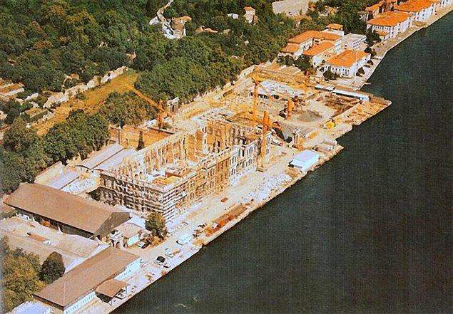 Daha önce Şeref Stadı olarak kullanılan Çırağan Sarayı'nın bahçesine otel inşa ediliyor (1987-90)