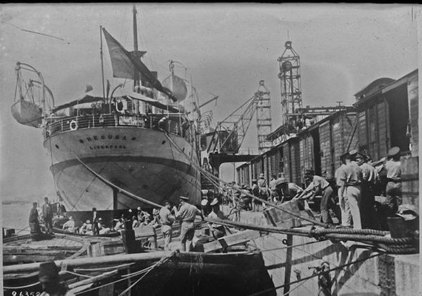 64. Haydarpaşa limanında yükleme yapılan bir İngiliz gemisi İstanbul (1923)