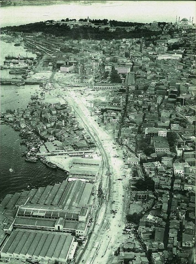 66. Eminönü ve Unkapanı birbirine bağlanıyor. (1958)