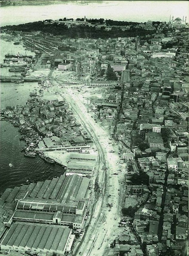 Eminönü ve Unkapanı birbirine bağlanıyor. (1958)