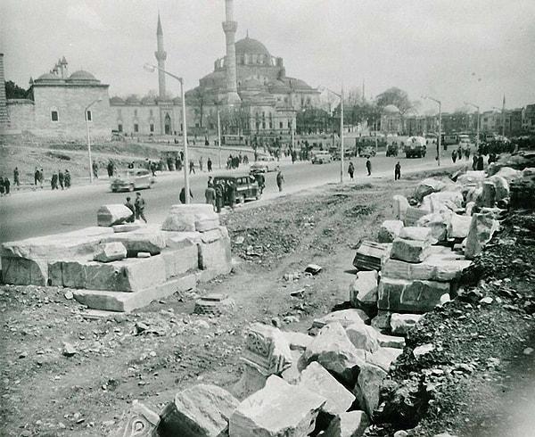 54. 1927-1957 seneleri arasında yani Cumhuriyet kurulduktan sonra İstanbul'da yapılan arkeolojik kazıların fotoğrafları. Bu fotoğraf İngiltere'deki Birmingham Üniversitesi arşivlerinde bulundu.