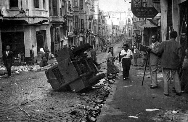 46. 6-7 Eylül 1955 İstanbul Pogromu sonrası Tarlabaşı.