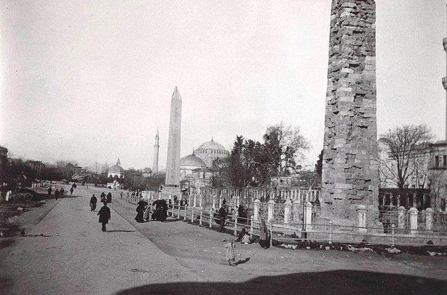 Şimdiki adıyla Sultanahmet Meydanı olarak bilinen At Meydanı. 1904.