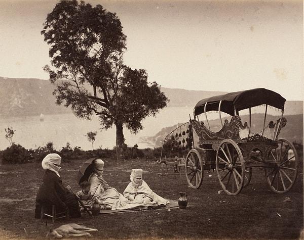 27. Piknik yapan insanlar. Tarihi belli olmayan bir fotoğraf.