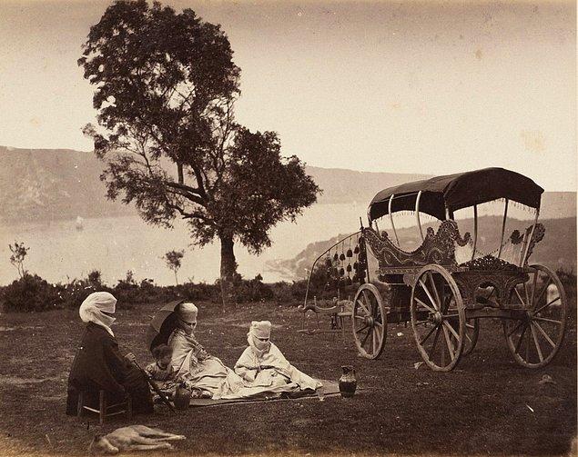Piknik yapan insanlar. Tarihi belli olmayan bir fotoğraf.