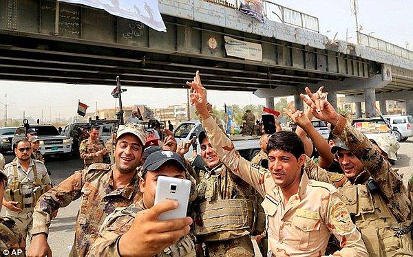 2 yılın ardından belki de doğup büyüdükleri şehre tekrar girebilen Iraklı askerler, bu anı ölümsüzleştirdiler.