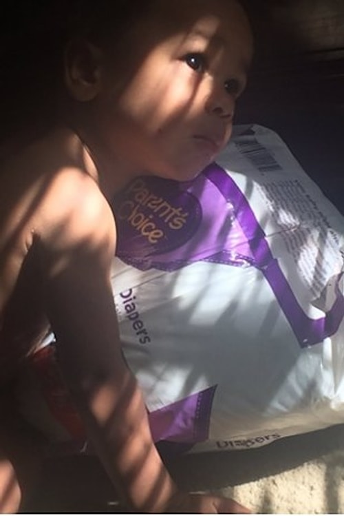 Paketteki çocuğu kendisi zanneden Ben, sürekli gidip bez paketine sarılıyor.