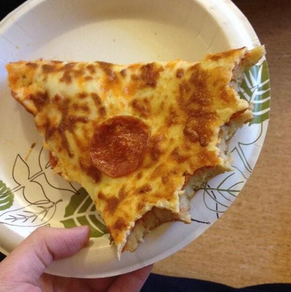 4. Bir pizza dilimini böyle yemek pizzaya hakarettir bi kere.