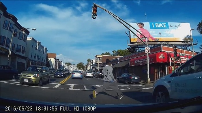 Sanki Her Gün Araba Çarpıyor: Ölümcül Kaza Yapıp Elini Kolunu Sallayarak Giden Adam