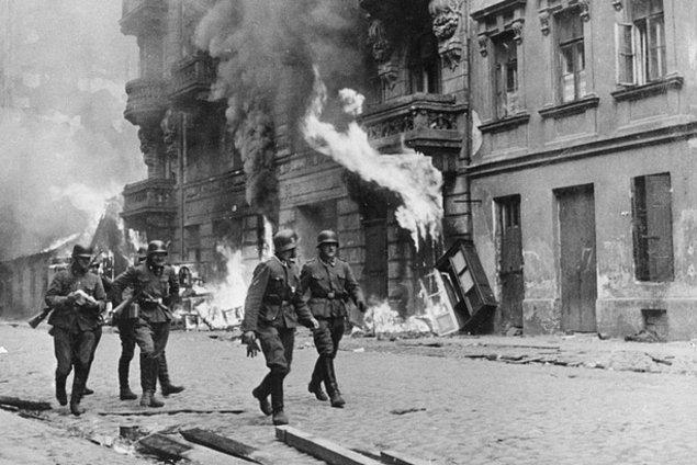 Rus savaş suçluları, Polonyalı entelektüeller, komünistler ve Yahudi olduğu için öldürülen binlerce insan...