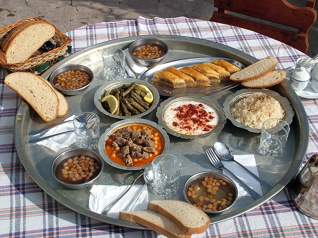 2. Buranın kuru fasulyesi çok iyi. Her şeyi memleketinden getiriyorlarmış, sofrası