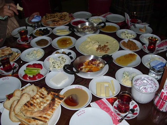 10. "Kazım amcalar arabayı mı satmışlar, ya hiç haberim yok." sofrası