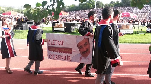 Bir ODTÜ Klasiği: İnce Taşlamalarıyla Mezuniyet Törenine Anlam Katan 73 Pankart