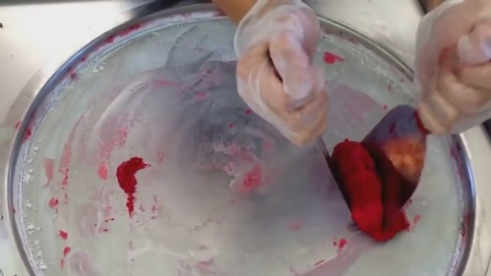 Dondurmaya Kokoreç Muamelesi Yapan Taylandlı Sokak Satıcısı