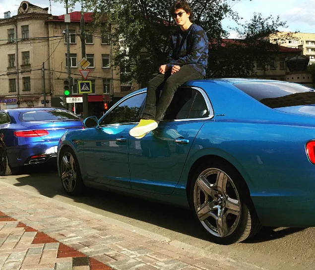 17-летний Сергей, сын владельца «Ресо-Гарантия» Сергея Саркисова имеет целый автопарк, в который входят Роллс-Ройс стоимость в 25 млн. рублей и голубой Бентли (15 млн. рублей).