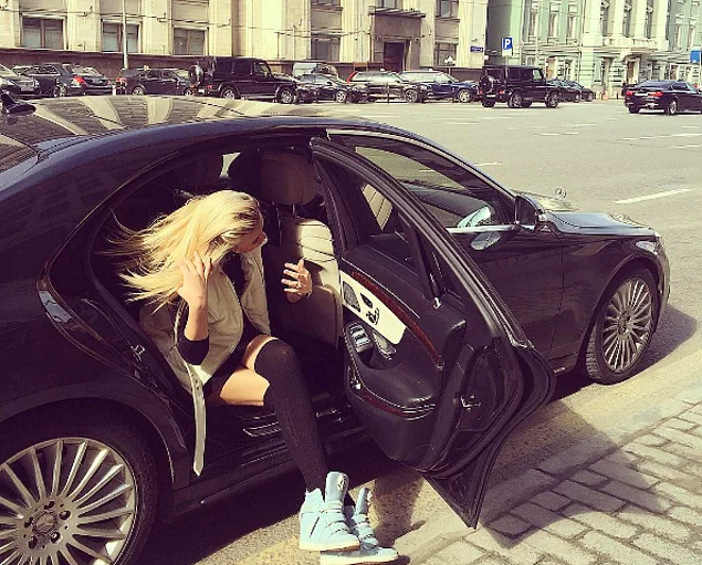 18-летняя певица Настя Кудри – дочь Игоря Кудряшкина, учащаяся в МГУ, ездит на учебу на черном Mercedes S-класса (10 млн. рублей). А ведь всего год назад она ограничивалась внедорожником Lexus всего за 3 млн. рублей.