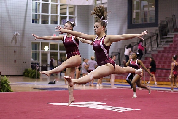 12. Благодаря упражнениям и силовым тренировкам, ваше тело становится более гибким, что улучшает балансировку и предотвращает падения и другие увечья.