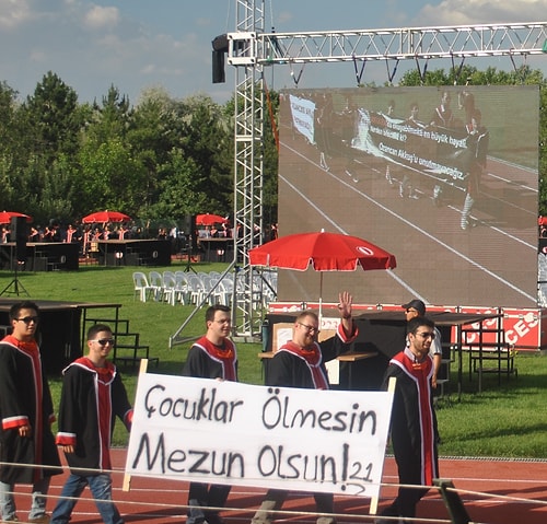 Bir ODTÜ Klasiği: İnce Taşlamalarıyla Mezuniyet Törenine Anlam Katan 73 Pankart