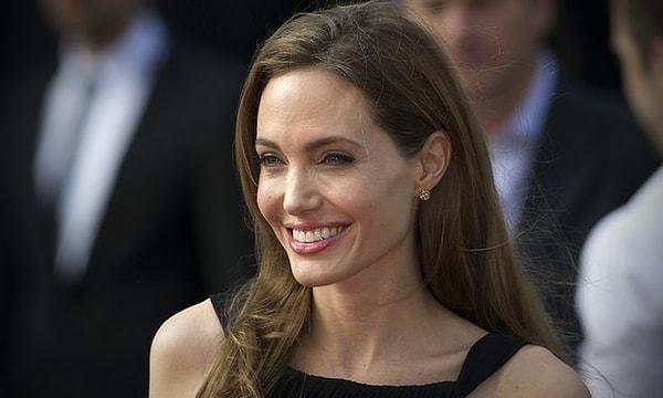 13. Angelina Jolie babasının soyadını dahi kullanmıyor!