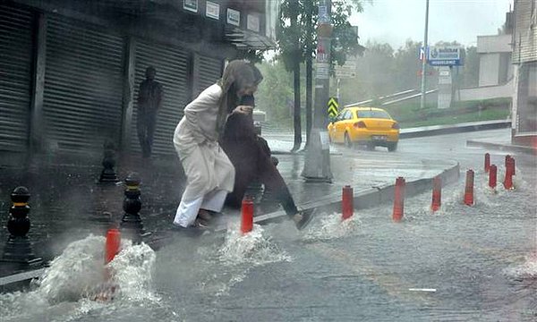 D-100 Göle döndü, araçlar yolda kaldı