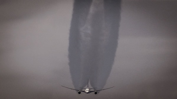 8. Пролетая мимо Боинга 777 на крейсерской высоте. Благодаря хорошему зуму удалось запечатлеть судно в полете