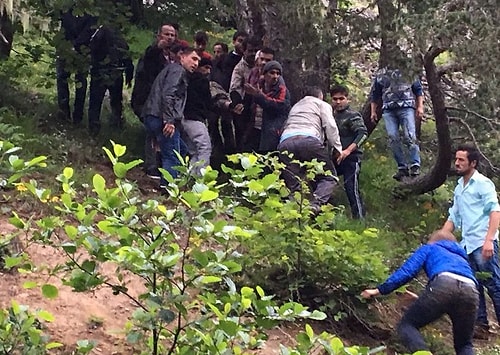 Helikoperin enkazına ilk olarak bölge halkı ulaştı