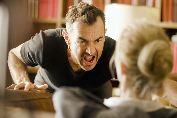 7. «С тех пор, как я узнала, что мой парень изменяет мне, он стал все более и более агрессивным при ссорах. Я не знаю, быть может, это чувство вины?»