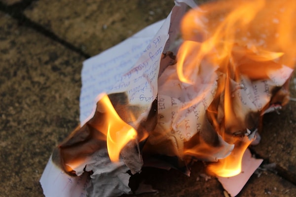 2. «Я сожгла всю обувь моего парня, потому что застала его с любовницей»