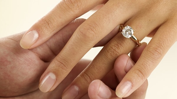 9. «Застала жениха с любовником. Оставила кольцо себе, чтобы продать»