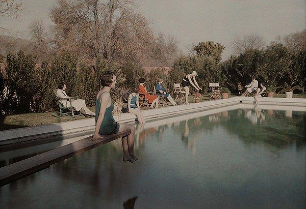 2. Arizona'da, havuz kenarında sakinliğin tadını çıkaran bir grup insan.