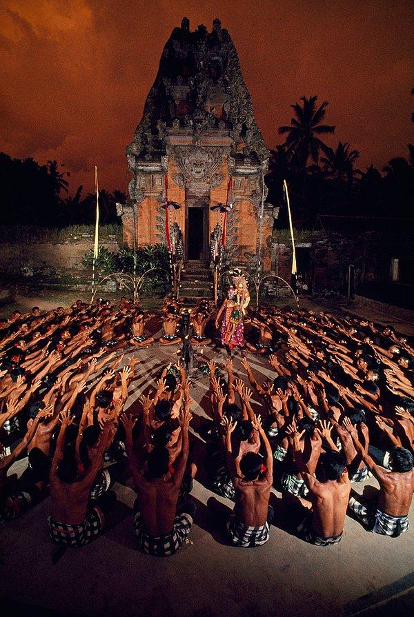 8. Endonezya, Bali'deki bir tapınak önündeki ayinden bir görüntü.