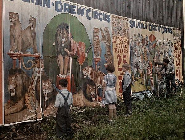 10. Çocuklar duvardaki sirk ilanını inceliyor.