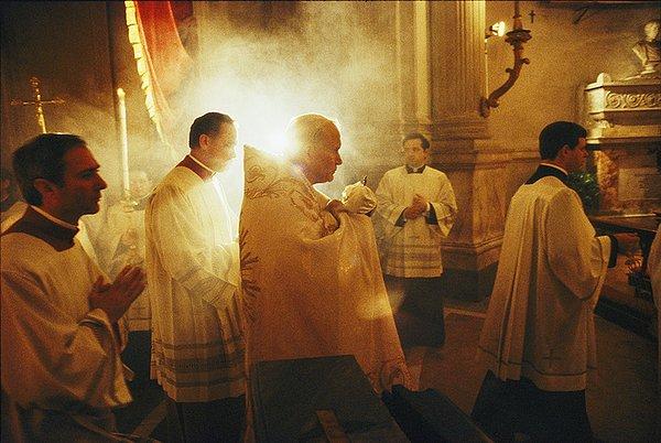 15. Papa 2. Jean Paul, Efkaristiya ayinini gerçekleştirmek üzere yürüyor.