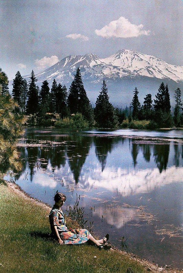 23. Göl kenarında oturan California'lı kadın.