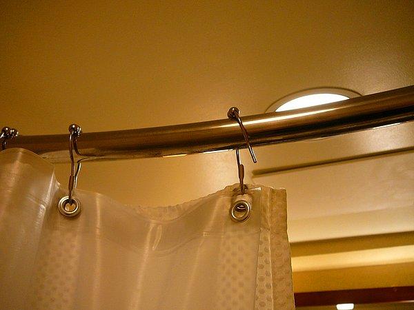4. Kavisli bir duşakabin, duştaki alanınızı olduğundan daha geniş gösterir.