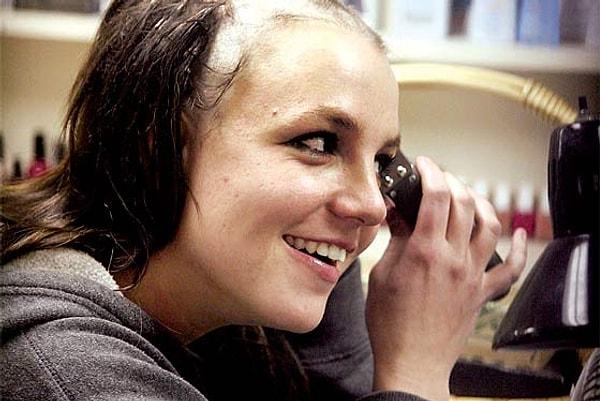 12. 2007 yılında boşanma kararının alınmasıyla beraber Britney'in çöküşü başladı. Bir gün bir kuaför salonuna girerek saçındaki kaynakların canını çok yaktığını, bundan kurtulmak için saçını kazımalarını istedi. Kimse süper starın saçını kazımaya yanaşmayınca da, bir makine bulup kendi başını kendi kazıdı.
