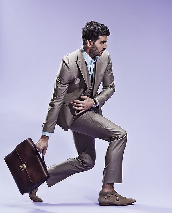 2. Подберите к своему костюму дипломат, папку или портфель. Ни в коем случае не покупайте спортивную сумку.