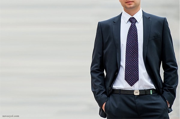 3. С футболкой можно носить только пиджаки спортивного покроя. Остальные пиджаки носятся исключительно с галстуком.