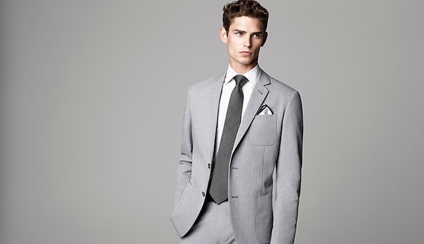 8. Правильно завязанный галстук нижним концом касается пряжки ремня.