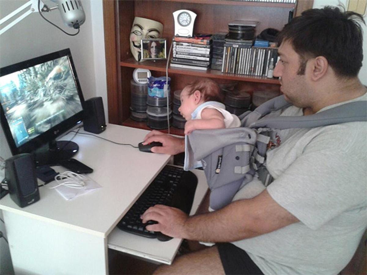 Папа играет в компьютерную игру