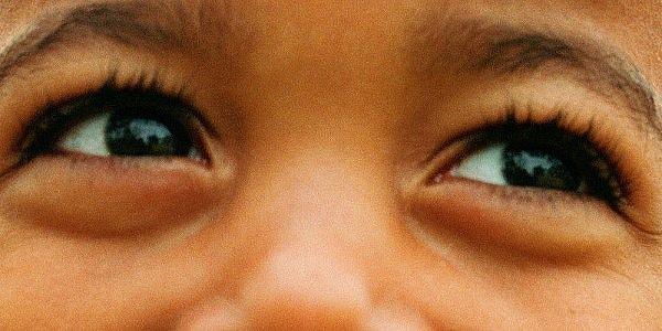 11. Bu çocuğun gözleri nasıl bakıyor?