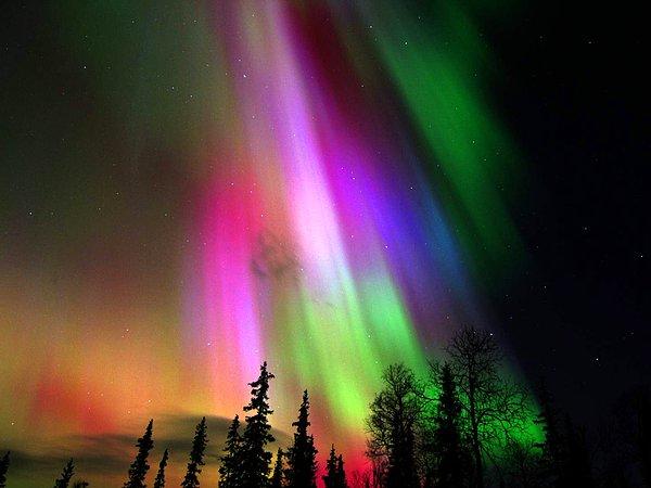 Aurora manyetik alandan etkilendiği için meydana geldi.