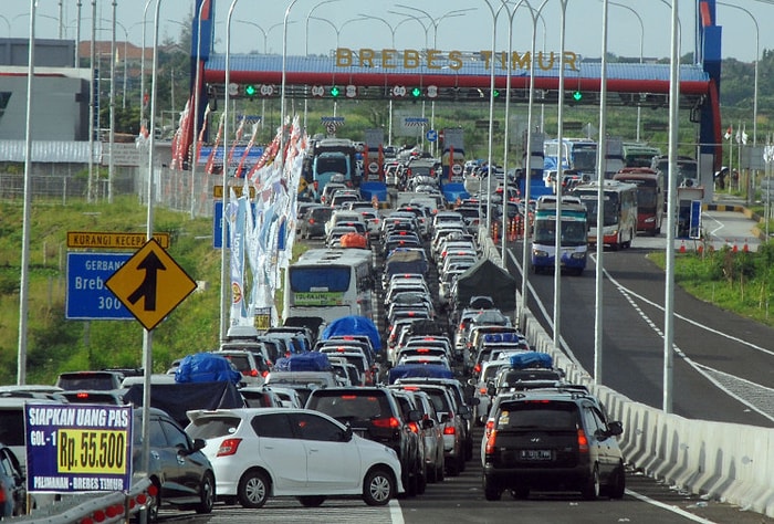 Endonezya'da 12 Kişi Tıkanan Trafikte Beklerken Öldü