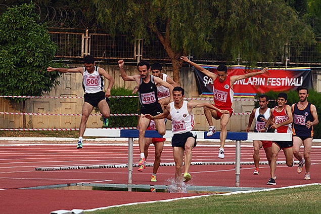 4. Diğer bir görüşe göre de sporcular başarılı oldukları sürece hangi takımlarda bulunduklarının bir önemi yoktur.