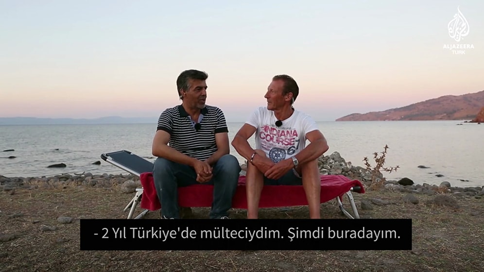 Midilli Adasında Bulunan Mülteciler ve Turistler Birbirleriyle Konuşuyorlar