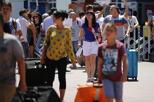 İlk Rus Turist Kafilesi Antalya'da: Çiçeklerle Karşılandılar